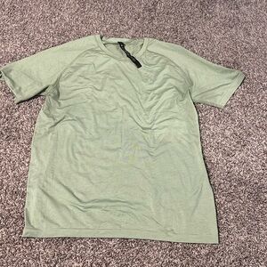 Lululemon men’s Metal Vent Tech Short-Sleeve Shirt - size large